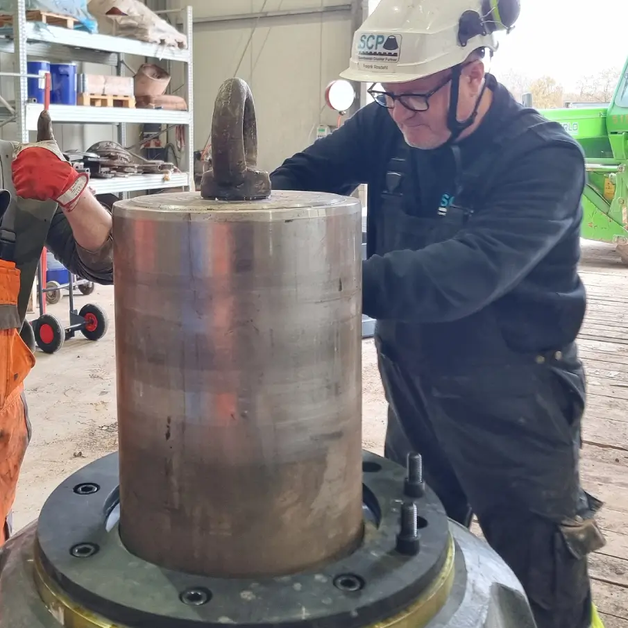 En SCP-tekniker som monterar en Scanlock mantelklämma.