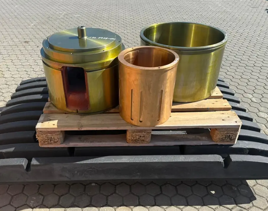 Bild på reservdelar från SCP:s lager utomhus