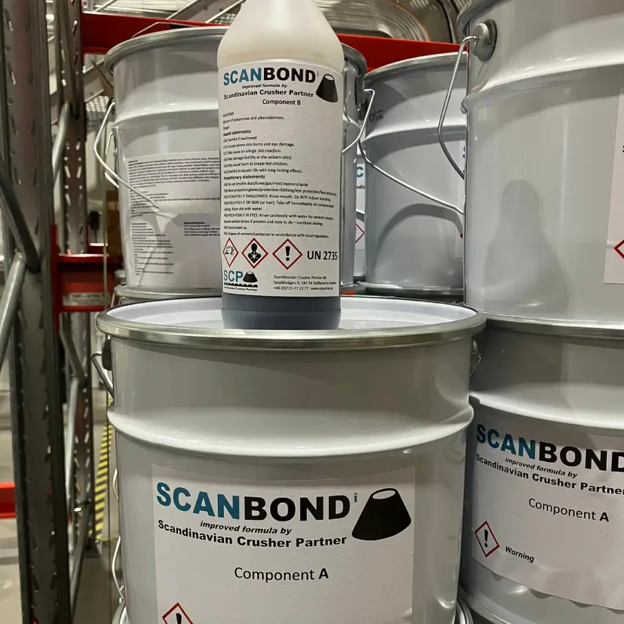 En behållare med Scanbond gjutmassa och härdare