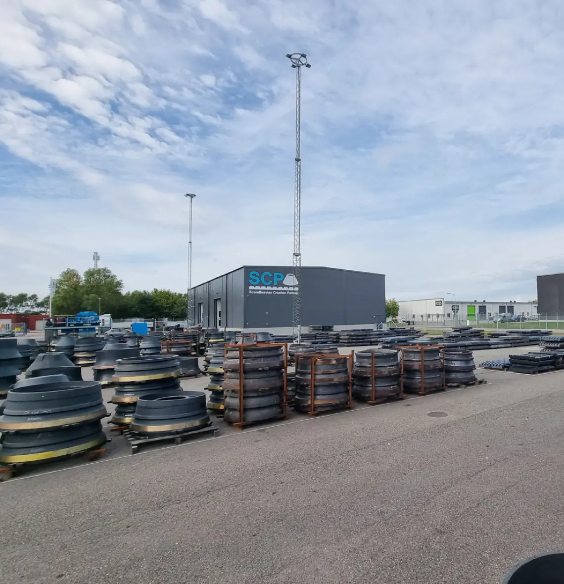 Bild på slitdelar från SCP:s lager utomhus